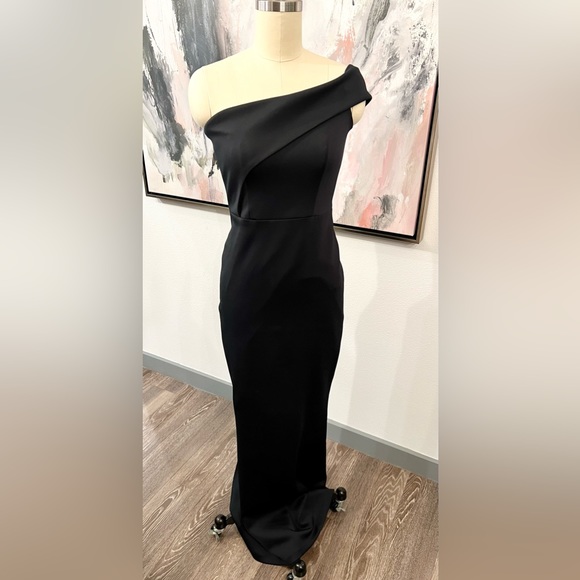 Black Halo One Shoulder Scuba Gown 0 - Picture 2 of 3